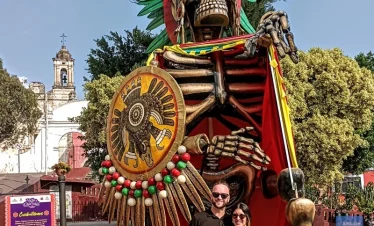 “Day of the Dead sculpture in Atlixco depicting a pre-Hispanic warrior – blending ancestral symbolism during Day of the Dead.