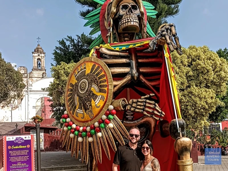 “Day of the Dead sculpture in Atlixco depicting a pre-Hispanic warrior – blending ancestral symbolism during Day of the Dead.