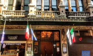 Luxury hotel entrance in Mexico City Historic Center – elegant facade with concierge access for premium travelers.