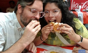 Couple enjoying one of Puebla’s most iconic street food specialties during a walking tour in the historic center, savoring traditional flavors and local atmosphere.