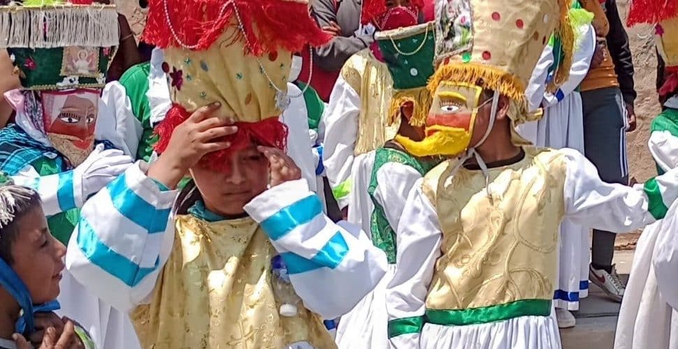 Jovenes ataviados con trajes para festejar la Santa Cruz en Huaquechula