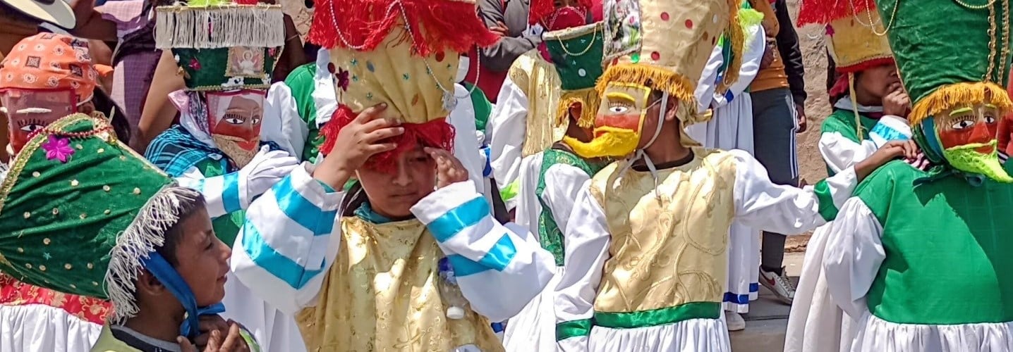 Jovenes ataviados con trajes para festejar la Santa Cruz en Huaquechula