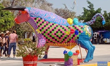 Torito monumental en el Dia de la Santa Cruz en Huaquechula