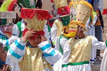 Jovenes ataviados con trajes para festejar la Santa Cruz en Huaquechula