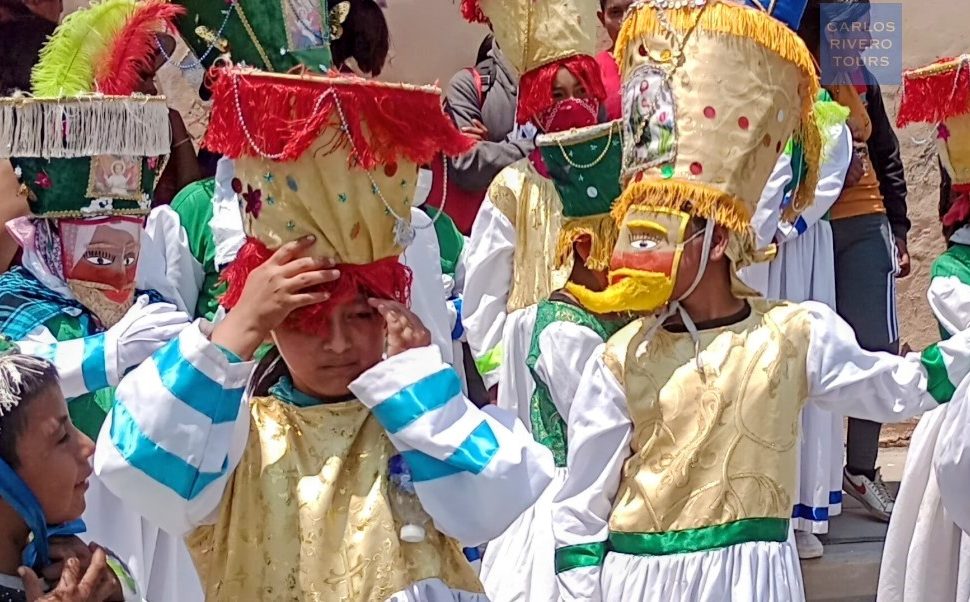 Jovenes ataviados con trajes para festejar la Santa Cruz en Huaquechula