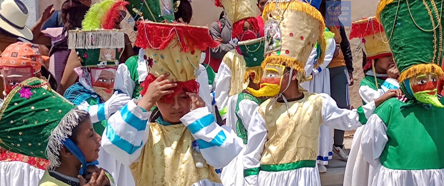Jovenes ataviados con trajes para festejar la Santa Cruz en Huaquechula